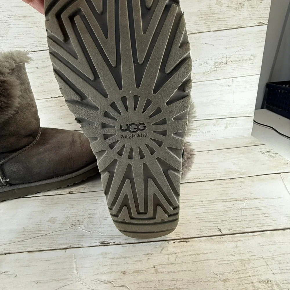 UGG Australia Bailey Button Grey‎ Suede Shearling Boots Womens Shoes
